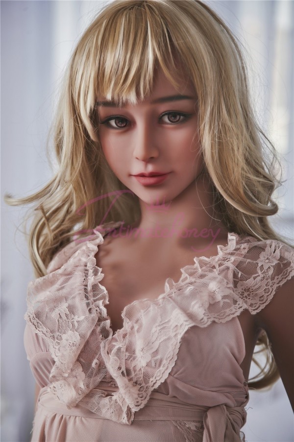 Nicole Elf avec une poupée de sexe aux cheveux blonds, la plus récente poupée d'amour de taille pour les hommes
